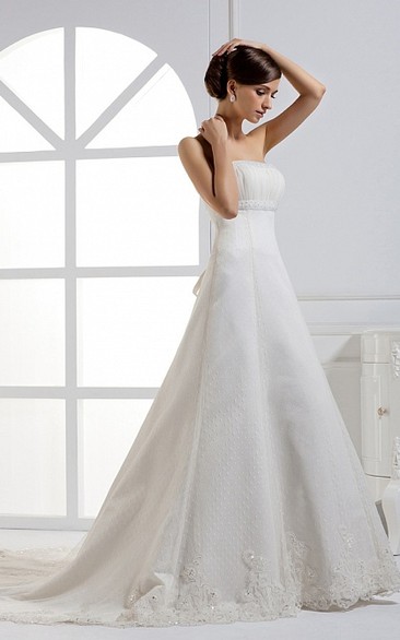 Elegant Strapless Ruched A-Line Dress With Appliques and Court Train