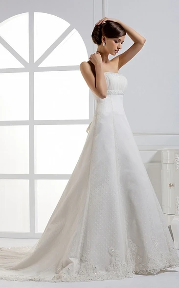 Elegant Strapless Ruched A-Line Dress With Appliques and Court Train