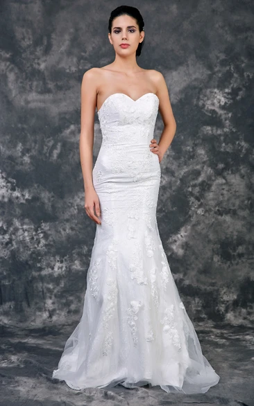 Fit and Flare Sweetheart Strapless Lace Dress With Court Train
