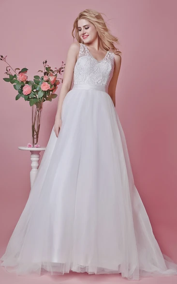Elegant Femme Sleeveless V-neck Lace Applique and Tulle Wedding Gown