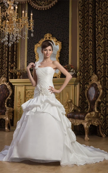 Sleeveless Pick-Up Ruched Single Strap and Gown With Lace